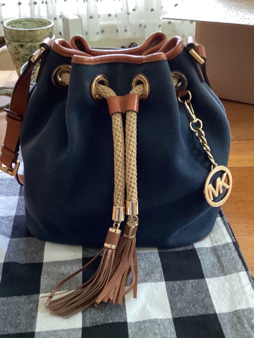 Michael Kors Bucket Bag - Picture 1 of 4